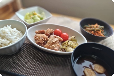 施設内で調理した食事